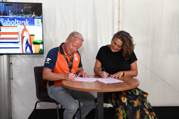 ML ondertekening contract KNHS Afscheid Hans den Oudendammer 08 21 19 3863